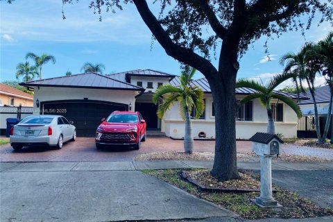 House in Miami Lakes, Florida 4 bedrooms, 190.26 sq.m. № 1960674 - photo 2