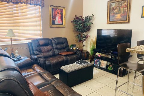 House in Miami Lakes, Florida 4 bedrooms, 190.26 sq.m. № 1960674 - photo 17