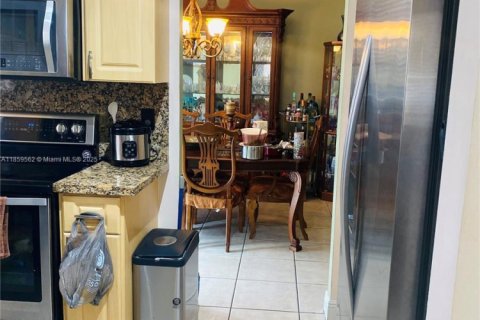 House in Miami Lakes, Florida 4 bedrooms, 190.26 sq.m. № 1960674 - photo 23