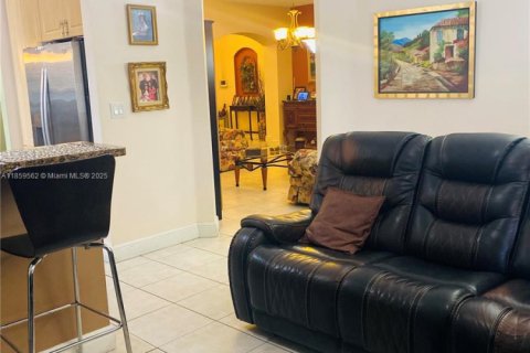 House in Miami Lakes, Florida 4 bedrooms, 190.26 sq.m. № 1960674 - photo 25