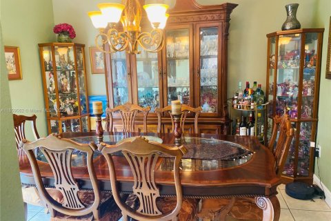 House in Miami Lakes, Florida 4 bedrooms, 190.26 sq.m. № 1960674 - photo 26