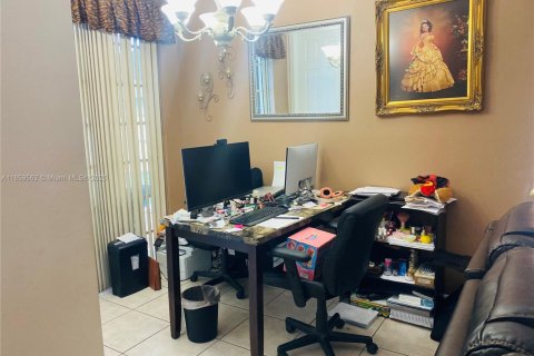 House in Miami Lakes, Florida 4 bedrooms, 190.26 sq.m. № 1960674 - photo 18