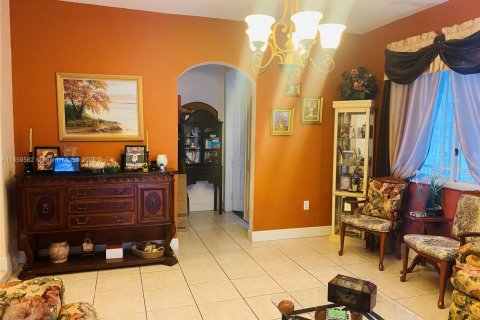 House in Miami Lakes, Florida 4 bedrooms, 190.26 sq.m. № 1960674 - photo 13