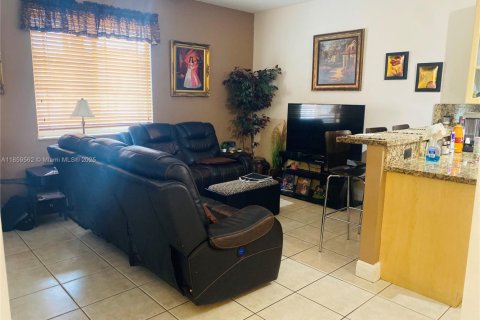 House in Miami Lakes, Florida 4 bedrooms, 190.26 sq.m. № 1960674 - photo 21