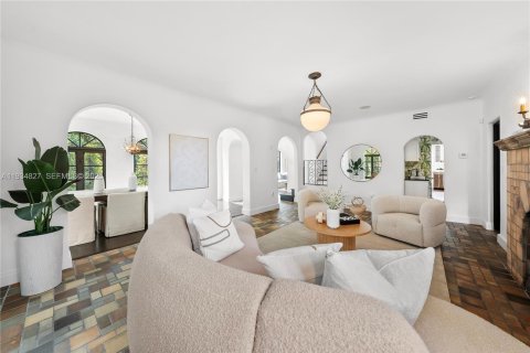 House in Miami, Florida 4 bedrooms, 248.23 sq.m. № 1994052 - photo 9