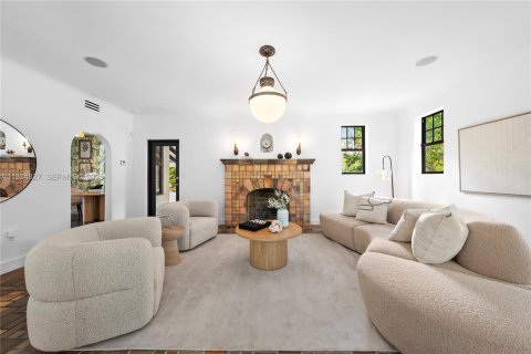 House in Miami, Florida 4 bedrooms, 248.23 sq.m. № 1994052 - photo 7