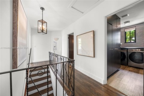 House in Miami, Florida 4 bedrooms, 248.23 sq.m. № 1994052 - photo 30