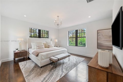 House in Miami, Florida 4 bedrooms, 248.23 sq.m. № 1994052 - photo 22