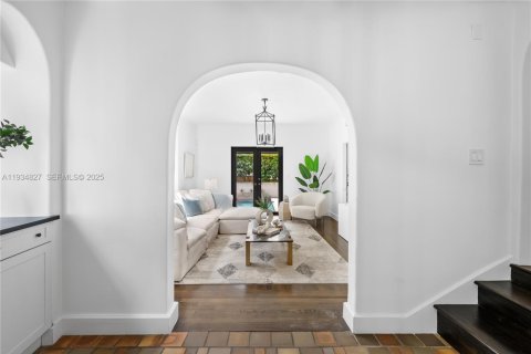 House in Miami, Florida 4 bedrooms, 248.23 sq.m. № 1994052 - photo 12