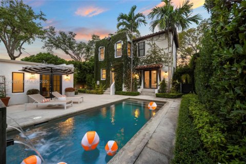 House in Miami, Florida 4 bedrooms, 248.23 sq.m. № 1994052 - photo 1