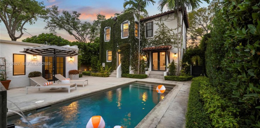 House in Miami, Florida 4 bedrooms, 248.23 sq.m. № 1994052