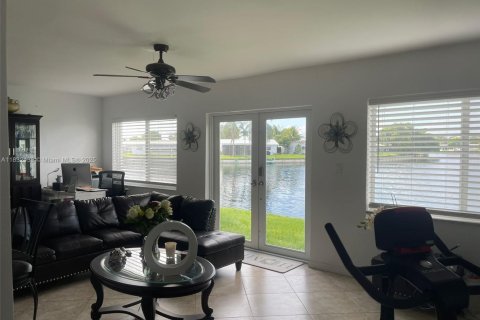 Casa en venta en Tamarac, Florida, 2 dormitorios, 124.67 m2 № 1811885 - foto 2