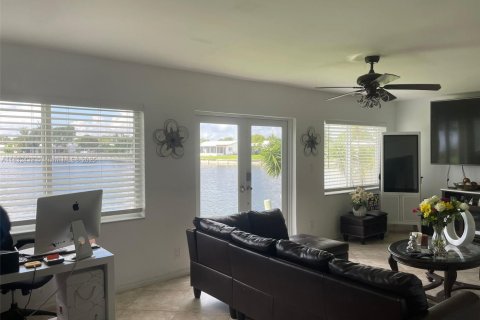 Casa en venta en Tamarac, Florida, 2 dormitorios, 124.67 m2 № 1811885 - foto 1
