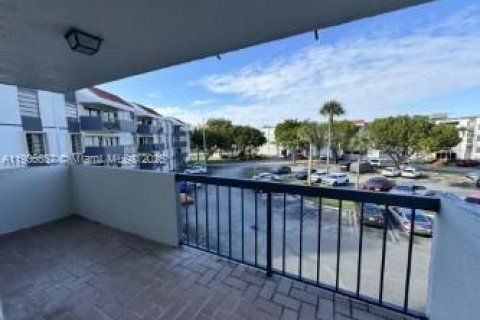 Condo in Miami, Florida, 2 bedrooms  № 1963279 - photo 23