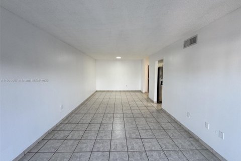 Condo in Miami, Florida, 2 bedrooms  № 1963279 - photo 18