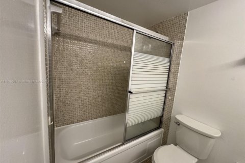 Condo in Miami, Florida, 2 bedrooms  № 1963279 - photo 14
