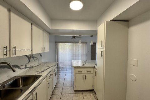 Condo in Miami, Florida, 2 bedrooms  № 1963279 - photo 8