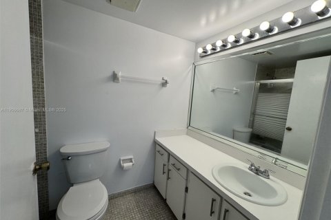 Condo in Miami, Florida, 2 bedrooms  № 1963279 - photo 13