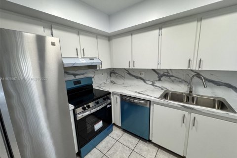 Condo in Miami, Florida, 2 bedrooms  № 1963279 - photo 7