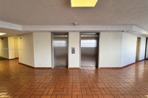 Condo in Miami, Florida, 2 bedrooms  № 1963279 - photo 3