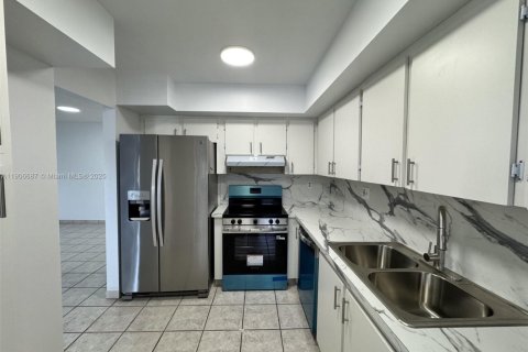 Condo in Miami, Florida, 2 bedrooms  № 1963279 - photo 6