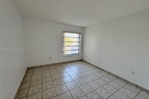 Condo in Miami, Florida, 2 bedrooms  № 1963279 - photo 11