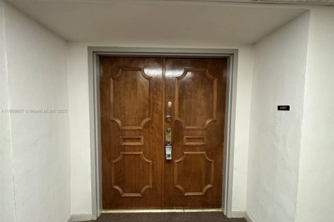 Condo in Miami, Florida, 2 bedrooms  № 1963279 - photo 4