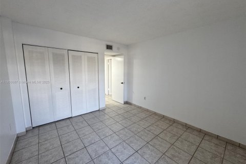 Condo in Miami, Florida, 2 bedrooms  № 1963279 - photo 12