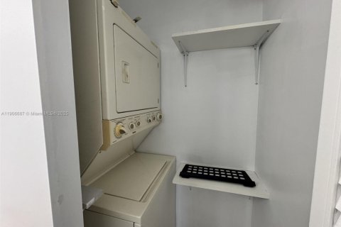 Condo in Miami, Florida, 2 bedrooms  № 1963279 - photo 21