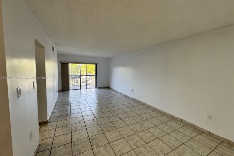 Condo in Miami, Florida, 2 bedrooms  № 1963279 - photo 9