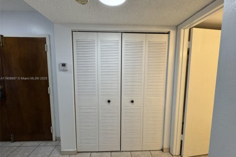 Condo in Miami, Florida, 2 bedrooms  № 1963279 - photo 10