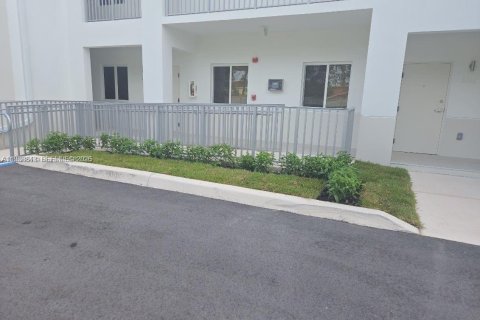Apartamento en alquiler en Hialeah, Florida, 2 dormitorios № 1996471 - foto 2