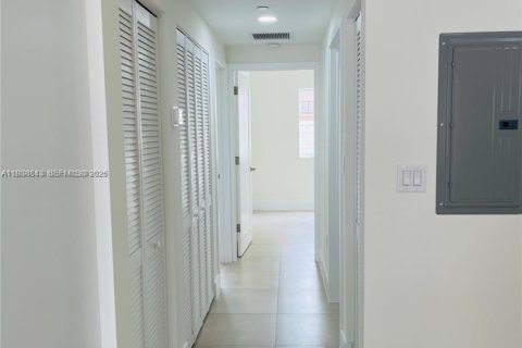Apartamento en alquiler en Hialeah, Florida, 2 dormitorios № 1996471 - foto 5