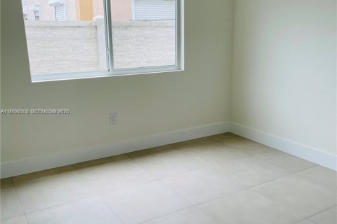 Apartamento en alquiler en Hialeah, Florida, 2 dormitorios № 1996471 - foto 7