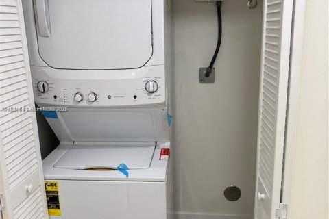 Apartamento en alquiler en Hialeah, Florida, 2 dormitorios № 1996471 - foto 13