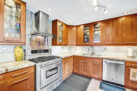 House in Wilton Manors, Florida 3 bedrooms, 207.08 sq.m. № 1682731 - photo 9