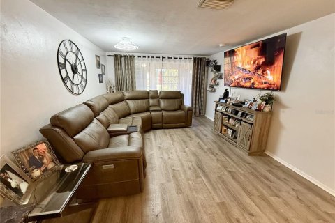 Condo in New Port Richey, Florida, 2 bedrooms  № 1673094 - photo 12