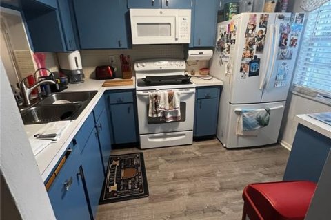 Condo in New Port Richey, Florida, 2 bedrooms  № 1673094 - photo 3