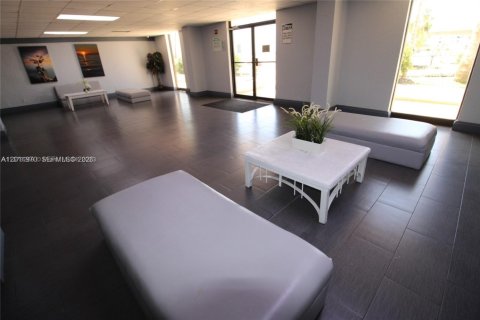 Condominio en venta en North Miami, Florida, 1 dormitorio, 68.75 m2 № 2074986 - foto 3