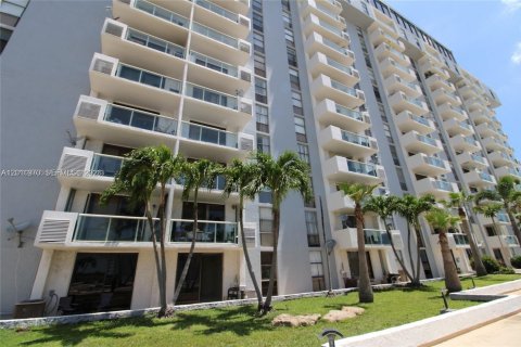 Condominio en North Miami, Florida, 1 dormitorio  № 2074986