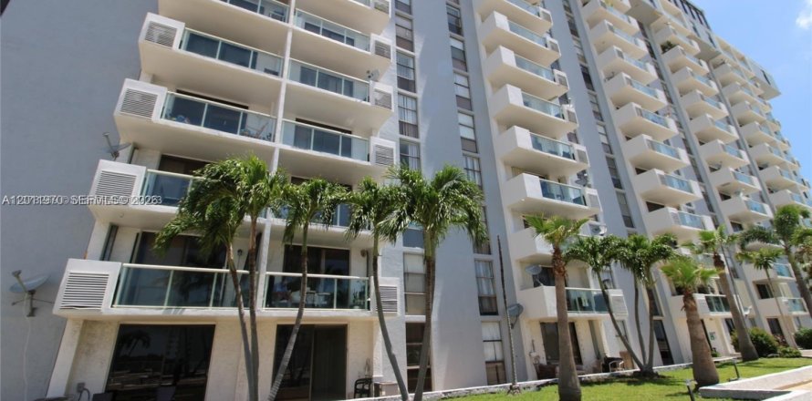 Condominio en North Miami, Florida, 1 dormitorio  № 2074986