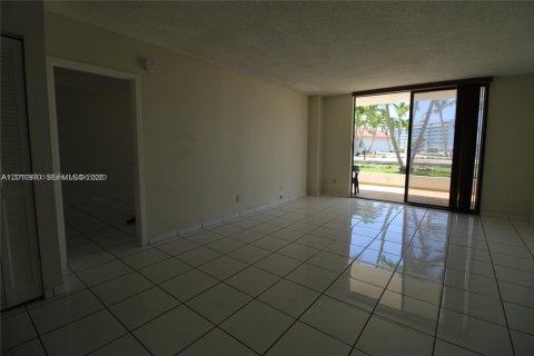 Condominio en venta en North Miami, Florida, 1 dormitorio, 68.75 m2 № 2074986 - foto 7