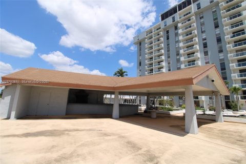 Condominio en venta en North Miami, Florida, 1 dormitorio, 68.75 m2 № 2074986 - foto 2