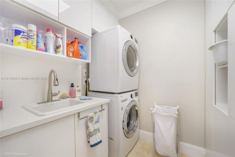 Townhouse in Coral Gables, Florida 4 bedrooms, 323.76 sq.m. № 1784018 - photo 27