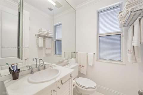 Townhouse in Coral Gables, Florida 4 bedrooms, 323.76 sq.m. № 1784018 - photo 25