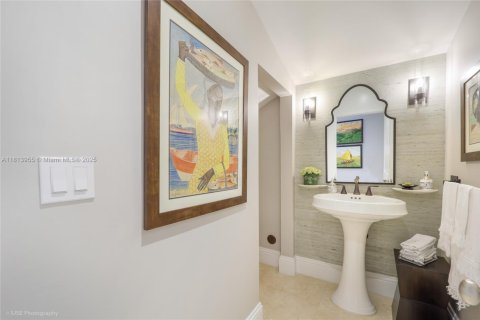 Townhouse in Coral Gables, Florida 4 bedrooms, 323.76 sq.m. № 1784018 - photo 10
