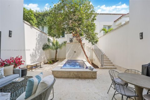 Townhouse in Coral Gables, Florida 4 bedrooms, 323.76 sq.m. № 1784018 - photo 18