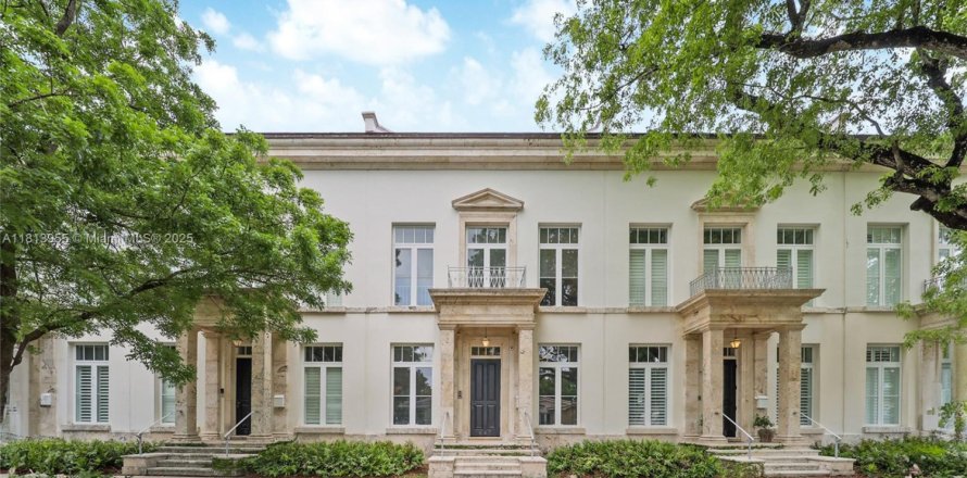 Townhouse in Coral Gables, Florida 4 bedrooms, 323.76 sq.m. № 1784018