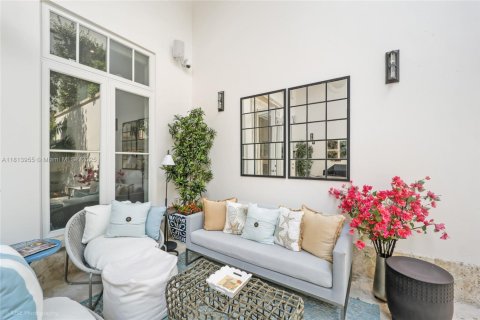 Townhouse in Coral Gables, Florida 4 bedrooms, 323.76 sq.m. № 1784018 - photo 19
