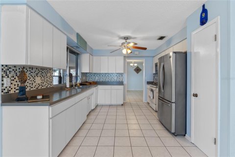 House in Winter Haven, Florida 3 bedrooms, 231.33 sq.m. № 1840433 - photo 9